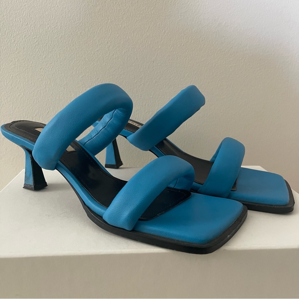 WORE ONCE. CHIELEI Trendy sandals with a voluminous band and square toe